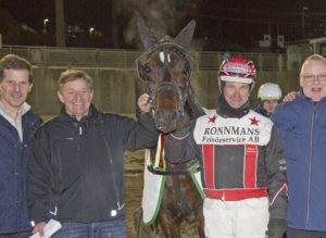 foto : morten skifjeld : momarken27122016_mikael j. andersson vant v75-6 med bellfaks_foto morten skifjeld/hesteguiden.com